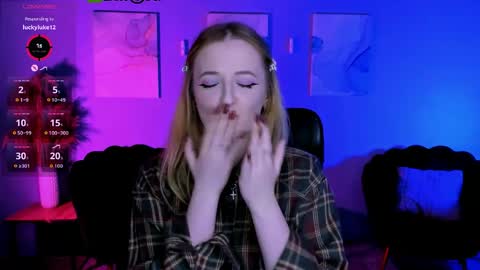 luna_berryy online show from 04/01/26, 08:17