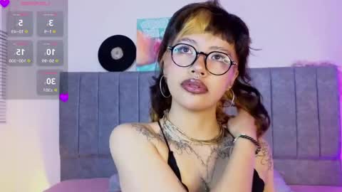 Snapshot of luna_blooms chatting on 04/15/26, 11:39 luna_blooms online show from 04/15/26, 11:39