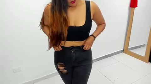 Snapshot of luna_dumont chatting on 02/14/25, 02:23 luna online show from 02/14/25, 02:23