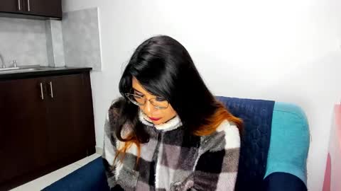 Snapshot of luna_dumont chatting on 02/18/25, 11:22 luna online show from 02/18/25, 11:22