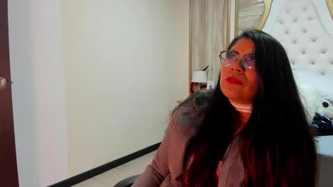 Snapshot of luna_dumont chatting on 09/23/25, 11:57 luna online show from 09/23/25, 11:57