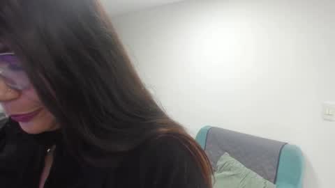 Snapshot of luna_dumont chatting on 12/19/25, 11:28 luna online show from 12/19/25, 11:28