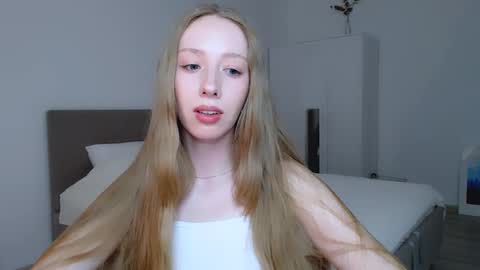 Snapshot of luna_insanity chatting on 02/20/25, 11:43 Luna online show from 02/20/25, 11:43