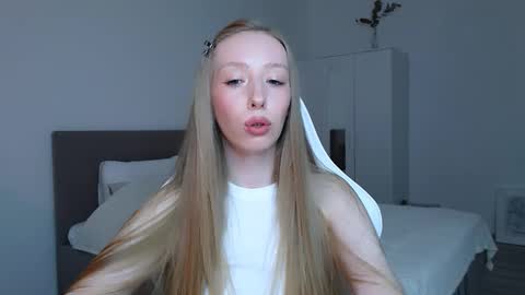 Snapshot of luna_insanity chatting on 10/23/25, 08:51 Luna online show from 10/23/25, 08:51