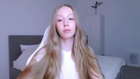 Snapshot of luna_insanity chatting on 11/21/25, 08:40 Luna online show from 11/21/25, 08:40