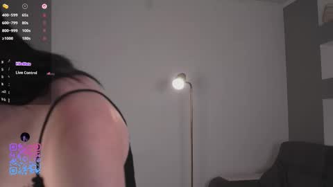 Snapshot of luna_inyourhead chatting on 12/17/25, 05:24 Luna online show from 12/17/25, 05:24