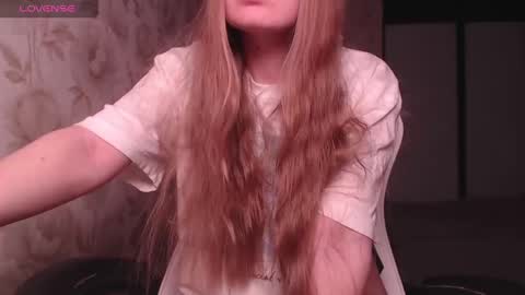 Snapshot of luna_loveisgood chatting on 01/21/25, 11:24 Luna online show from 01/21/25, 11:24