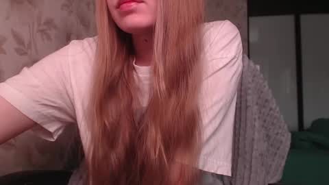 Snapshot of luna_loveisgood chatting on 02/22/25, 08:29 Luna online show from 02/22/25, 08:29