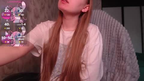 Snapshot of luna_loveisgood chatting on 03/03/25, 09:44 Luna online show from 03/03/25, 09:44