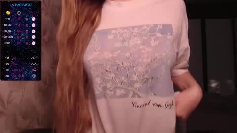 Snapshot of luna_loveisgood chatting on 09/09/25, 12:43 Luna online show from 09/09/25, 12:43