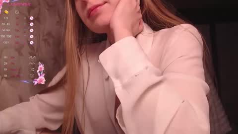 Snapshot of luna_loveisgood chatting on 11/20/25, 08:41 Luna online show from 11/20/25, 08:41