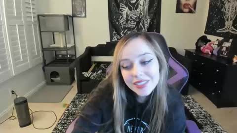 Luna online show from 01/14/26, 04:51