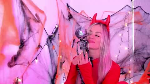 Snapshot of luna_marquez_ chatting on 10/26/25, 10:04 Luna Marquez online show from 10/26/25, 10:04