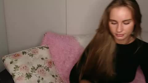 Luna online show from 10/22/25, 01:44