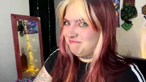 Snapshot of luna_rayy chatting on 10/20/25, 08:37 luna_rayy online show from 10/20/25, 08:37