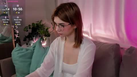 Snapshot of luna_ris chatting on 03/23/26, 11:14 Luna online show from 03/23/26, 11:14