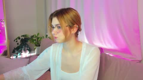 Snapshot of luna_ris chatting on 03/30/26, 11:11 Luna online show from 03/30/26, 11:11