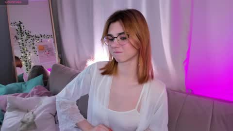 Snapshot of luna_ris chatting on 04/15/26, 11:06 Luna online show from 04/15/26, 11:06