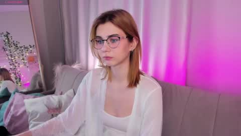 Snapshot of luna_ris chatting on 04/16/26, 11:00 Luna online show from 04/16/26, 11:00