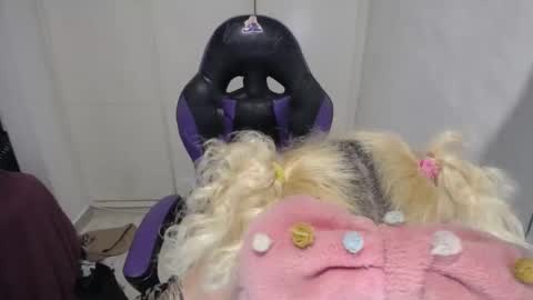 Snapshot of luna_rosita chatting on 12/18/24, 09:47 Luna online show from 12/18/24, 09:47