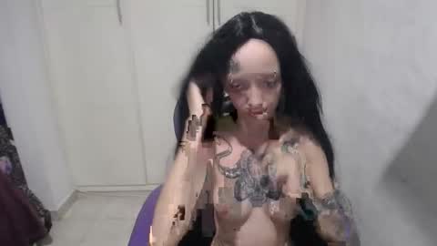 Snapshot of luna_rosita chatting on 01/01/25, 08:35 Luna online show from 01/01/25, 08:35