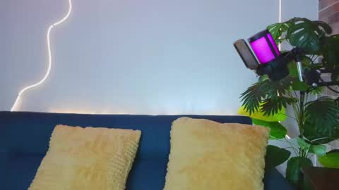 Snapshot of luna_valen chatting on 05/22/26, 04:30 luna_valen online show from 05/22/26, 04:30
