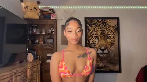 lunaa_11 online show from 12/12/24, 09:58