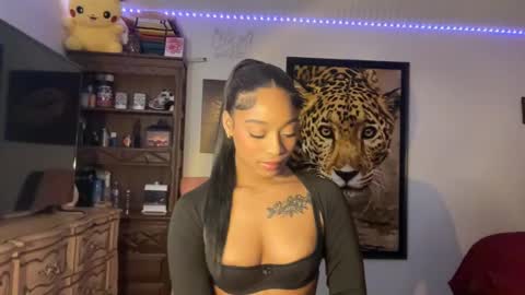 lunaa_11 online show from 12/31/24, 05:22