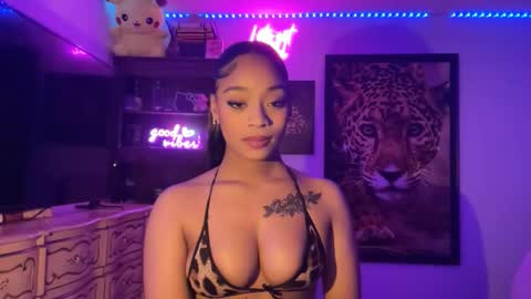 lunaa_11 online show from 12/16/25, 02:38