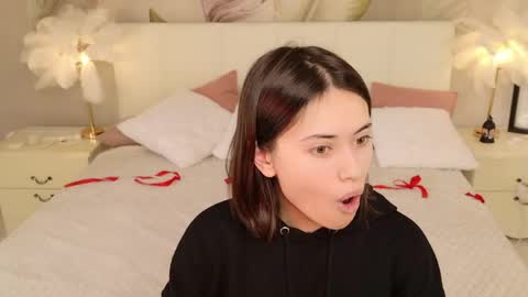 Snapshot of lunaa_baby_girl chatting on 04/13/26, 02:22 Luna online show from 04/13/26, 02:22