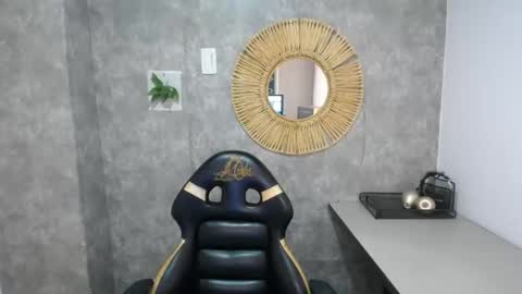 lunaa_m_ online show from 02/05/25, 12:20