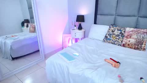 lunaa_moonn online show from 09/22/25, 12:29