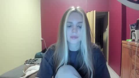 Snapshot of lunaangell chatting on 12/17/25, 10:27 lunaangell online show from 12/17/25, 10:27