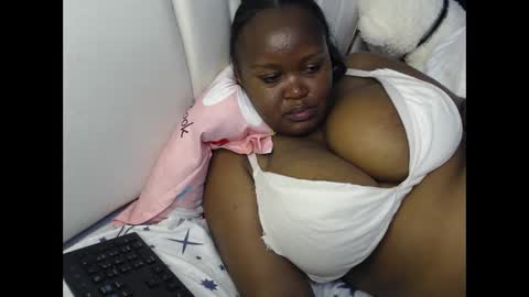 Snapshot of lunabloom01 chatting on 09/24/25, 01:31 lunabloom01 online show from 09/24/25, 01:31