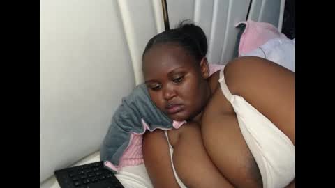 Snapshot of lunabloom01 chatting on 09/28/25, 01:05 lunabloom01 online show from 09/28/25, 01:05