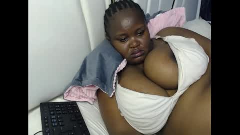 Snapshot of lunabloom01 chatting on 10/04/25, 06:06 lunabloom01 online show from 10/04/25, 06:06