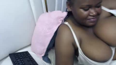 Snapshot of lunabloom01 chatting on 10/06/25, 12:35 lunabloom01 online show from 10/06/25, 12:35