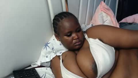 Snapshot of lunabloom01 chatting on 10/09/25, 03:43 lunabloom01 online show from 10/09/25, 03:43