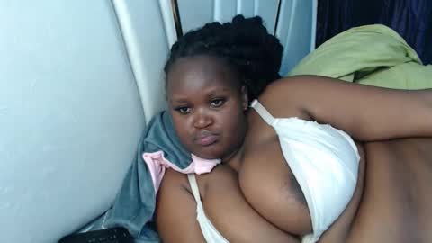 Snapshot of lunabloom01 chatting on 10/20/25, 09:48 lunabloom01 online show from 10/20/25, 09:48