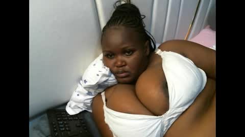 Snapshot of lunabloom01 chatting on 11/23/25, 08:19 lunabloom01 online show from 11/23/25, 08:19