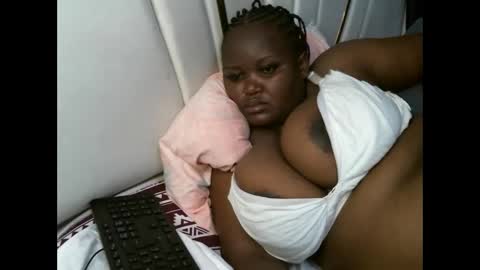 Snapshot of lunabloom01 chatting on 12/15/25, 01:21 lunabloom01 online show from 12/15/25, 01:21