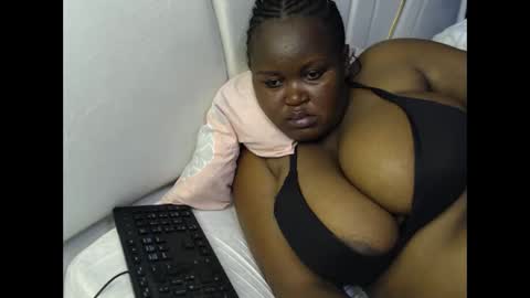 Snapshot of lunabloom01 chatting on 12/18/25, 02:56 lunabloom01 online show from 12/18/25, 02:56