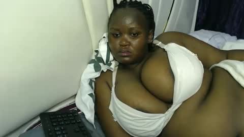 lunabloom01 online show from 12/22/25, 10:23