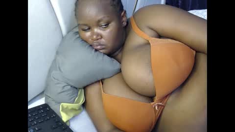 lunabloom01 online show from 04/05/26, 07:44