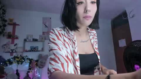 Snapshot of lunacristal_moon chatting on 12/07/24, 11:23 lunacristal_moon online show from 12/07/24, 11:23