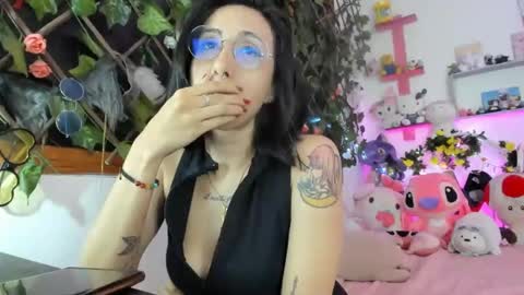 Snapshot of lunacristal_moon chatting on 01/12/25, 05:13 lunacristal_moon online show from 01/12/25, 05:13