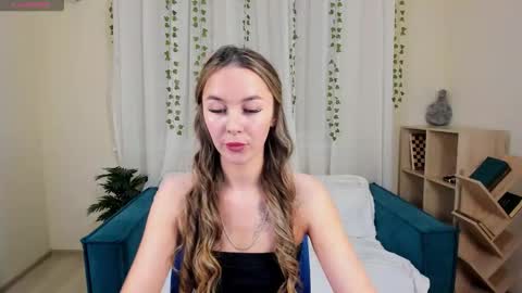 Snapshot of lunacurly_ chatting on 12/17/25, 11:49 lunacurly_ online show from 12/17/25, 11:49