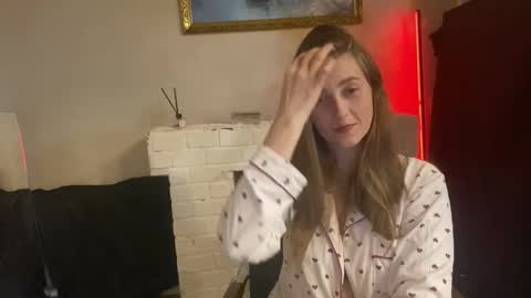 Snapshot of lunafeather chatting on 11/06/25, 03:57 lunafeather online show from 11/06/25, 03:57