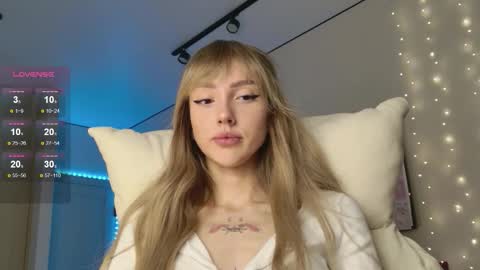 Luna online show from 12/23/25, 02:42