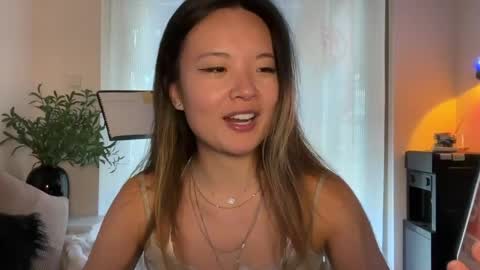 Snapshot of lunalovesuuuuu chatting on 03/27/26, 04:51 Luna online show from 03/27/26, 04:51